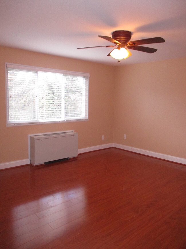 Building Photo - Beautiful 1 Bedroom Condo in Hyattsville!