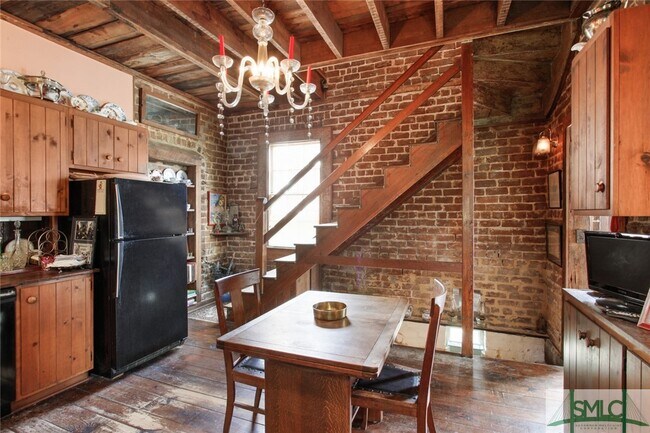 Building Photo - 427 E Jones Ln