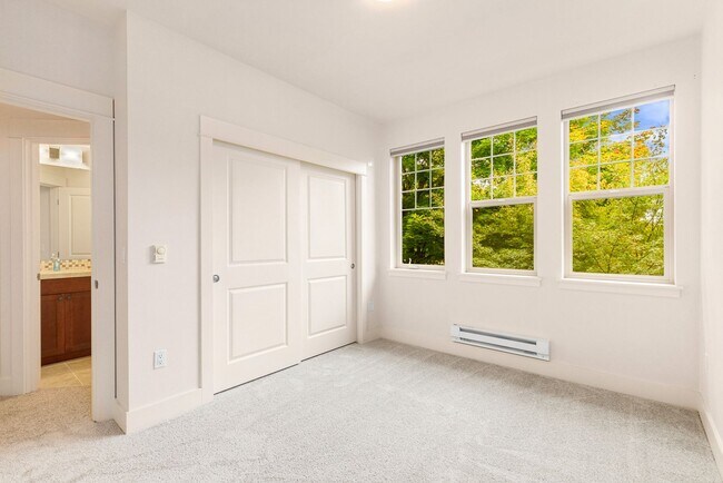 Building Photo - Updated 2 Bedroom 2 Bath Redmond - 1 Car D...