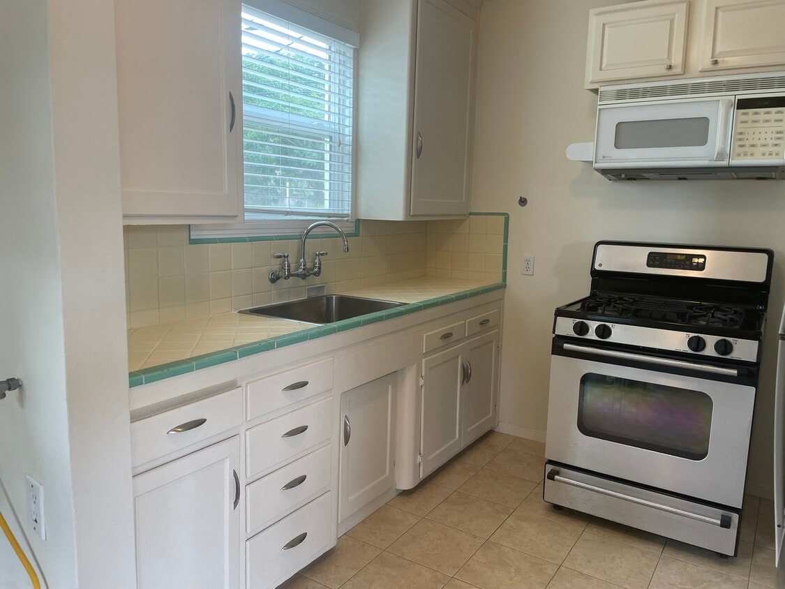 Building Photo - 4735 Lomitas Dr