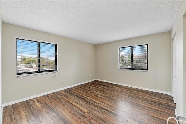 Building Photo - 3710 N Pine Island Rd