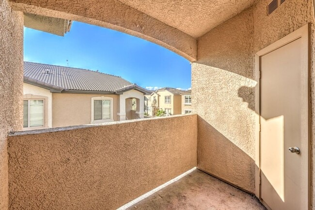Building Photo - Lovely 3-Br Condo in a Guard Gated Community in the Southwest Area