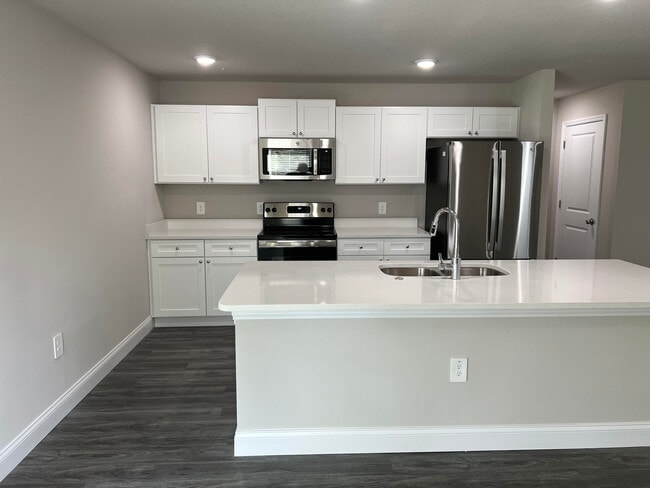 Building Photo - 850 San Filippo Dr SE