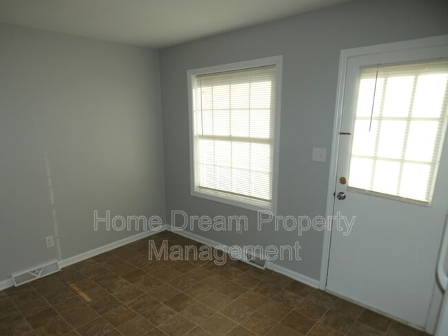 Building Photo - 1823 Meadow Dr