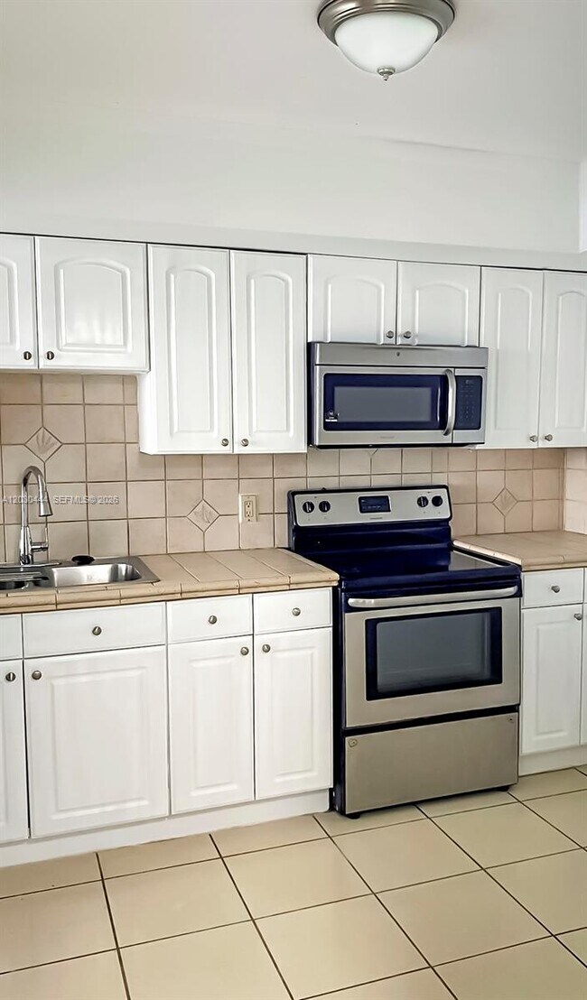 Building Photo - 1301 NE Miami Gardens Dr