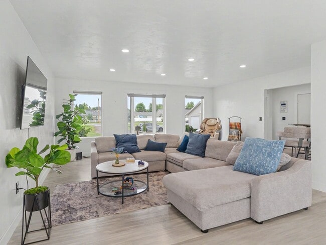 Building Photo - Spacious Furnished Home with Mountain Views and Room to Enjoy