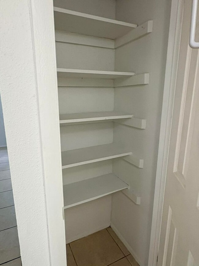 Building Photo - 1/1 Condo for Rent in Fort Myers