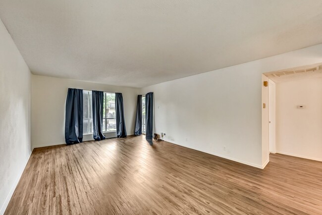 Building Photo - Updated Oak Lawn Condominium - Must See!!!