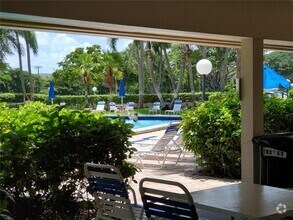 Building Photo - 2901 S Palm Aire Dr