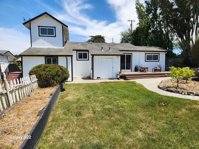 Building Photo - Beautiful home in a private country settin...