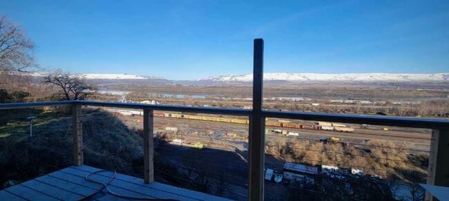 Building Photo - Newer 3 Bedroom Duplex with Gorgeous River Views