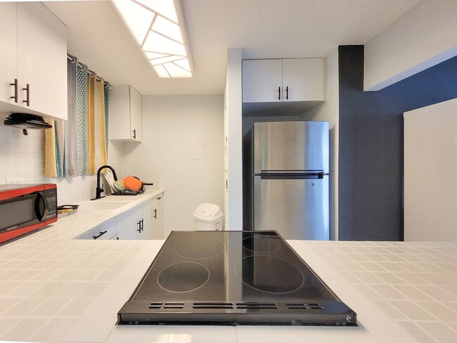 Building Photo - AVAILABLE 11/3/25 1BR / 1Bath / 1Pkg Condo...