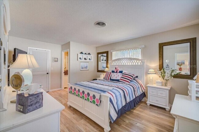 Building Photo - 476 W Seminole Dr