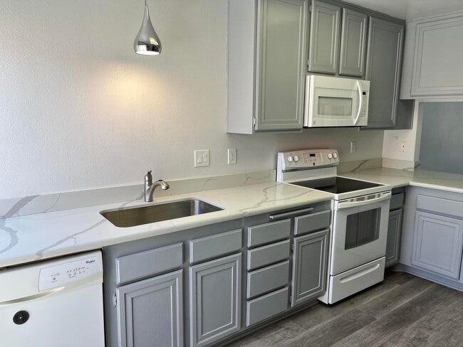 Building Photo - 47974 Oasis Ct