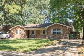 Building Photo - MOVE IN READY Apartment near College Drive...