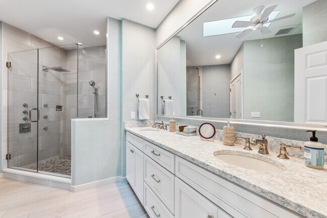 Building Photo - 701 S Harbor Dr