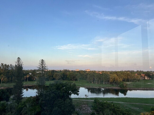 Building Photo - Spacious 2BD / 2BA Apartment - No minimum ...