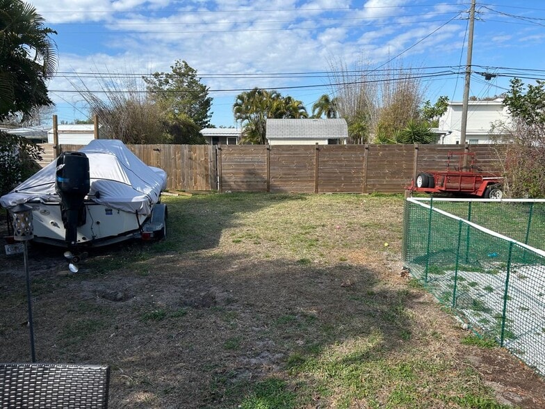 Building Photo - 735 42nd Ave NE