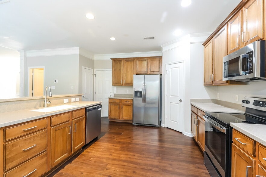 Building Photo - 5721 Verrazano Dr
