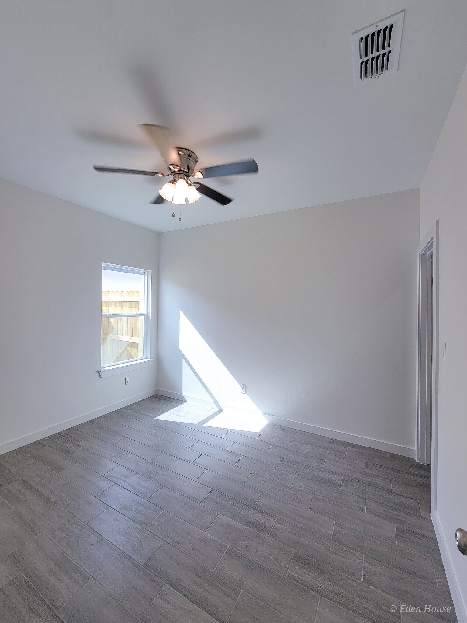 Building Photo - 1404 W Platinum Dr