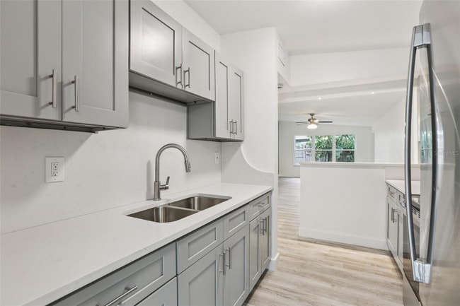 Building Photo - 607 E River Dr