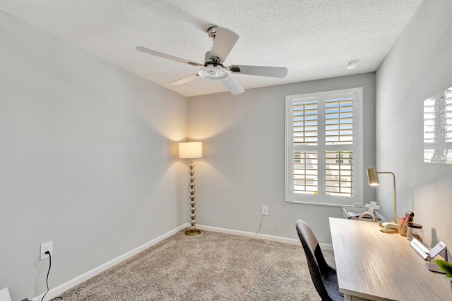 Building Photo - 345 SE Sea Hunt Way
