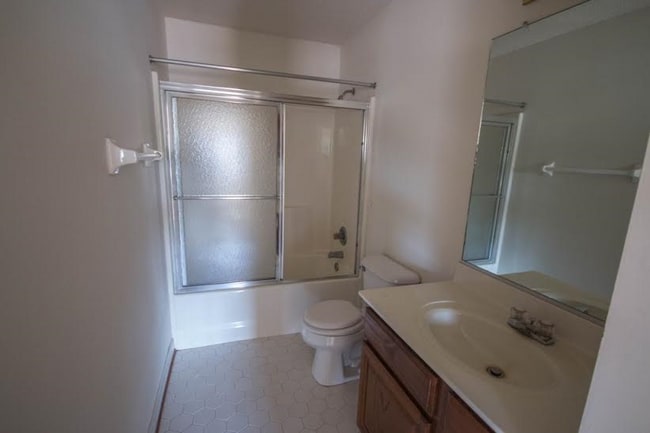 Building Photo - 4 bedroom/2.5 bathroom- Michaels Woods