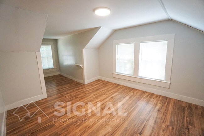 Building Photo - 1906 15th Ct N