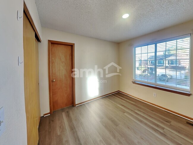 Building Photo - 8952 Cloverleaf Cir