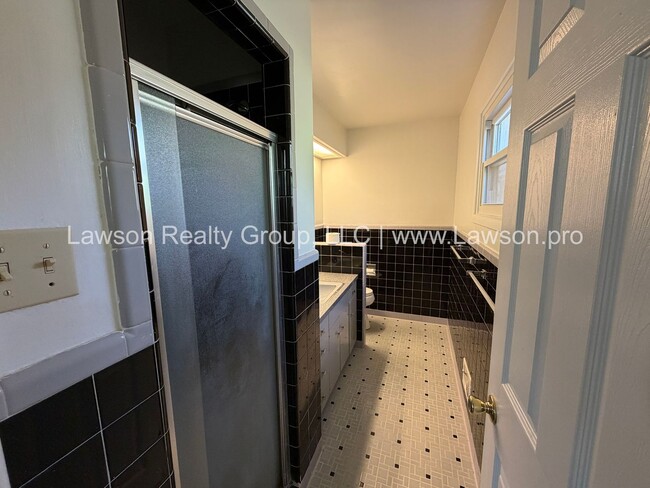 Building Photo - Beautiful Mid Century Modern Grandin Road Home