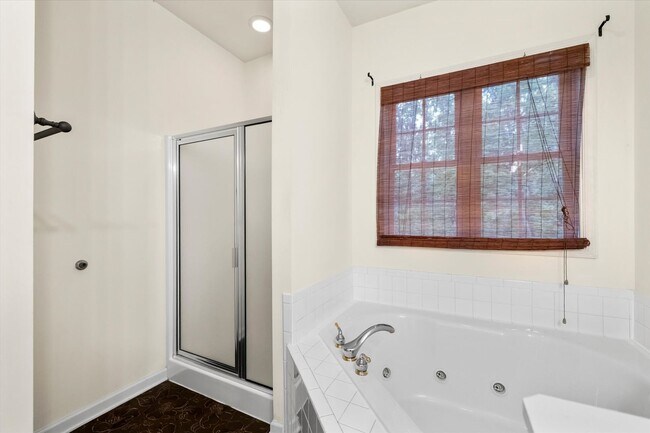 Building Photo - 4107 Lakeview Pkwy