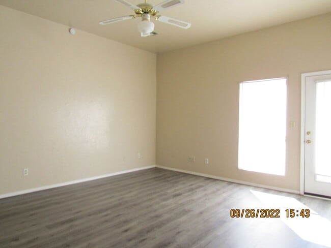 Building Photo - Very nice home located in the Rolling Hill...