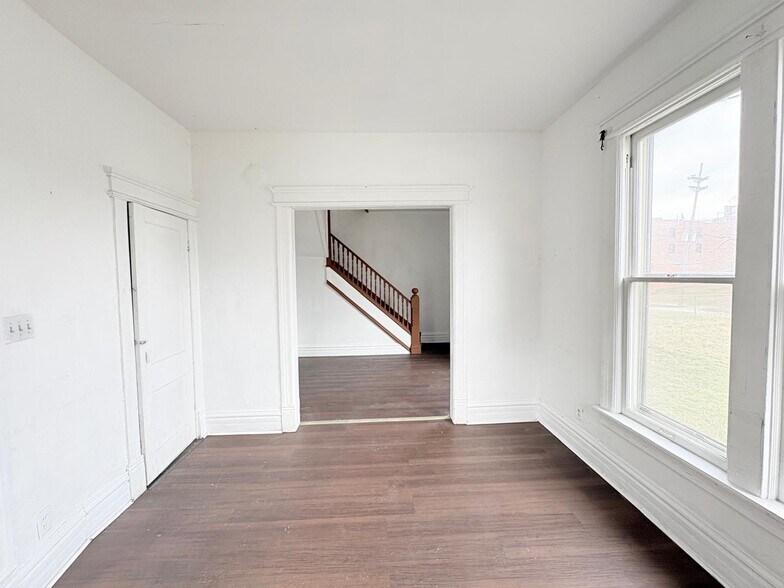 Building Photo - 833 N Michigan St