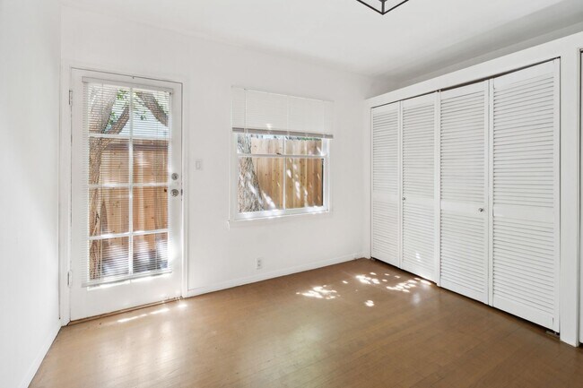 Building Photo - Private and comfortable 1 bed, 1 bath bung...