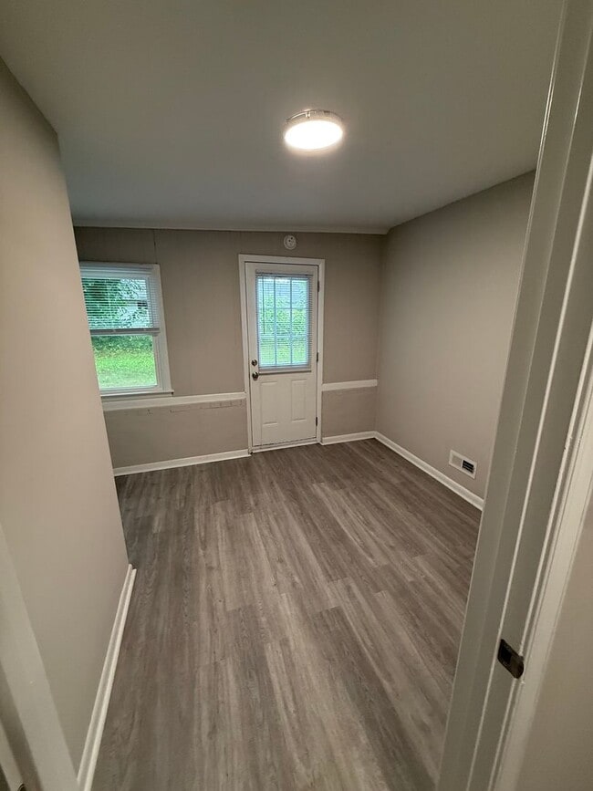 Building Photo - 3 bedroom 1.5 bath rancher