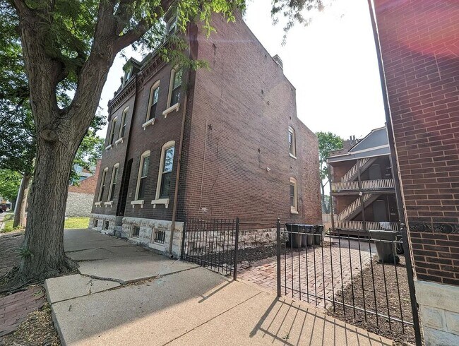 Building Photo - 2220 S 9th St