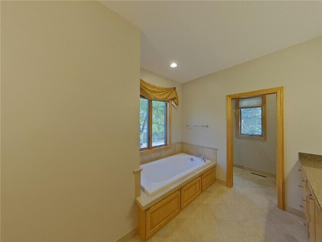 Building Photo - 1202 Adrian Dr