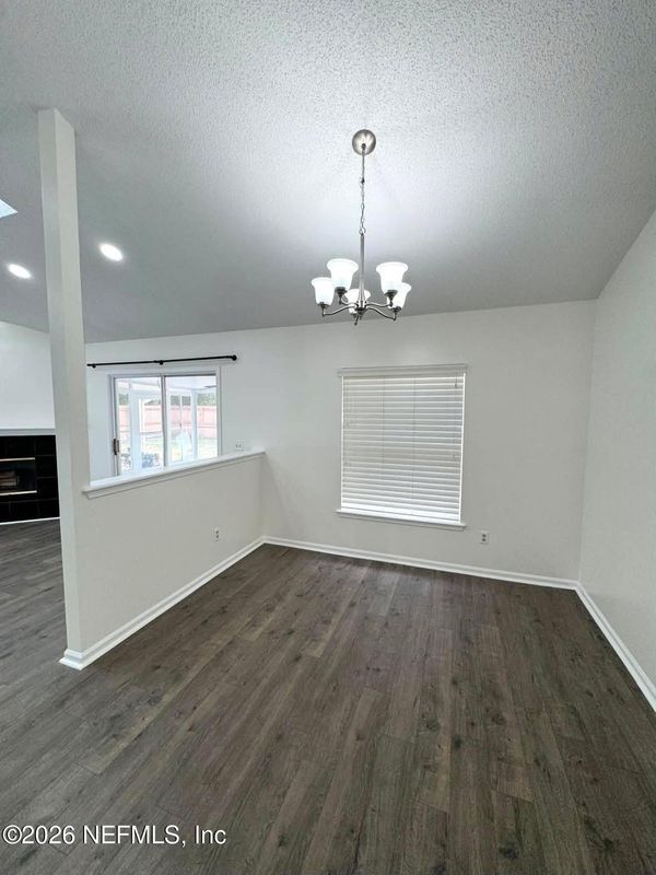 Building Photo - 8250 Lakemont Dr