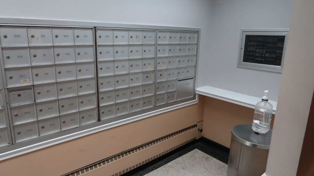 Building Photo - 1209 W Sherwin Ave