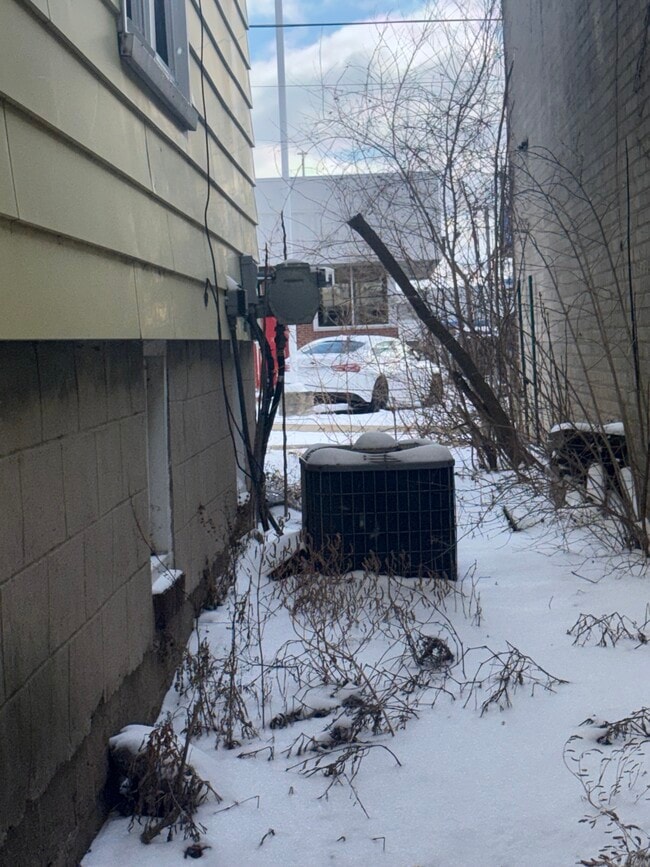 Building Photo - 111 E Livingston Dr