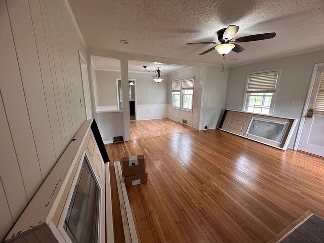 Building Photo - 2 Bedroom One Story Home on Over an Acre Lot