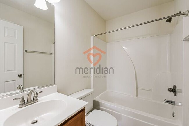 Building Photo - 3 bed / 2.5 bath - Move-in today!