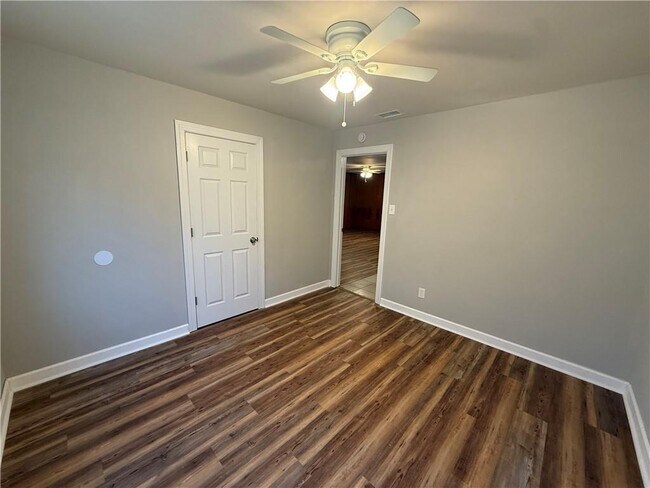 Building Photo - 505 Newport Dr W