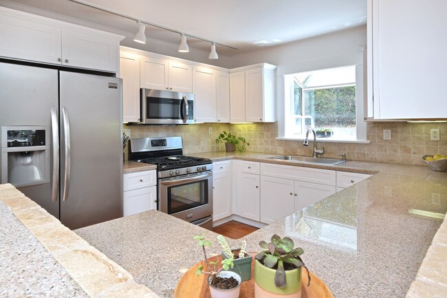 Building Photo - 10633 Chiquita St