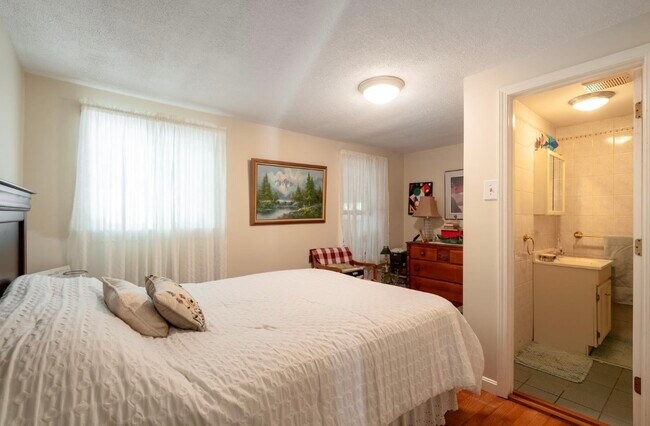 Building Photo - 24 Jane St