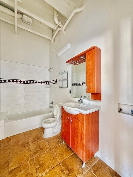Building Photo - 312 W 5th St