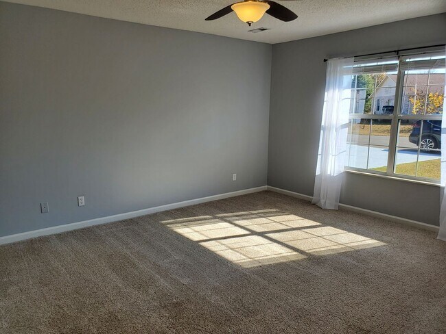 Building Photo - Maryville 37804 - 3 bedroom, 2 bedroom home - Call Karen Robertson (865) 454-7626