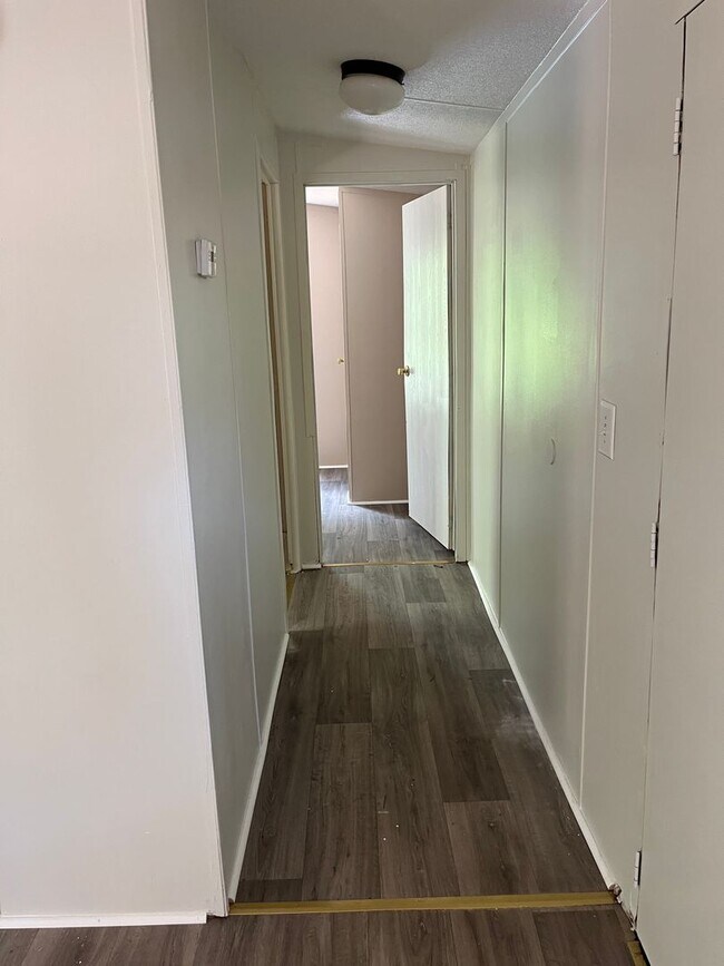 Building Photo - 3 Bed, 1 Bath Trailer