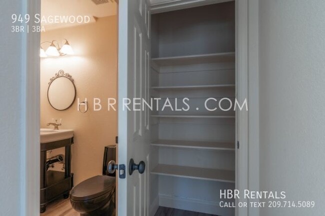 Building Photo - 949 Sagewood-