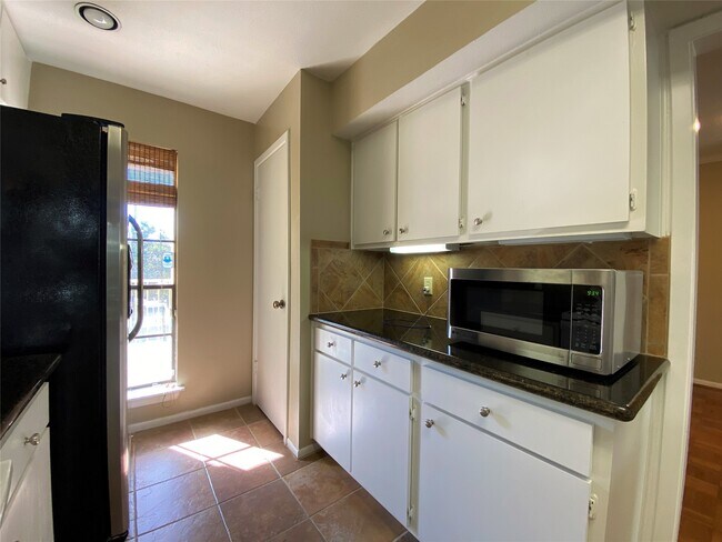Building Photo - 751 Bering Dr